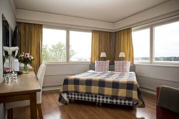 Фото номера Улучшенный двухместный номер с 1 кроватью Отель Hotel Adlon г. Мариехамн 4